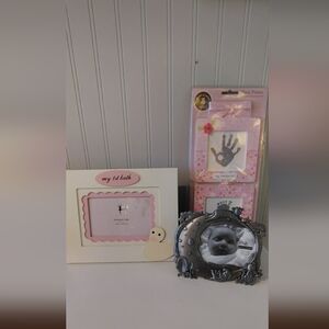 Bundle of new picture frames.